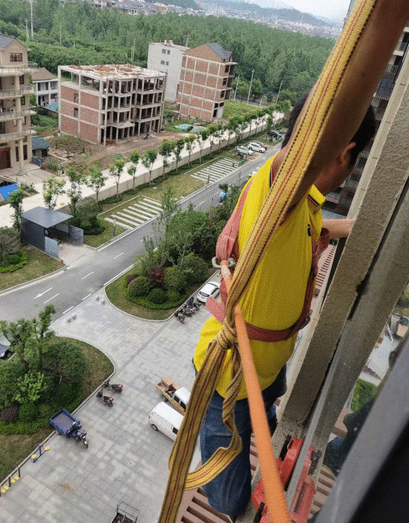 主动归还两万元，苏宁服务工程师拾金不昧获点赞