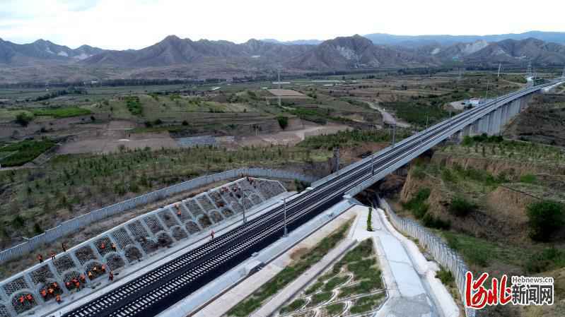 河北崇礼铁路打造绿色长廊助冬奥