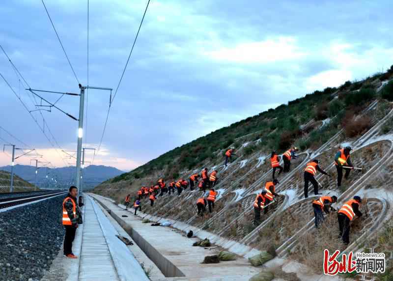 河北崇礼铁路打造绿色长廊助冬奥