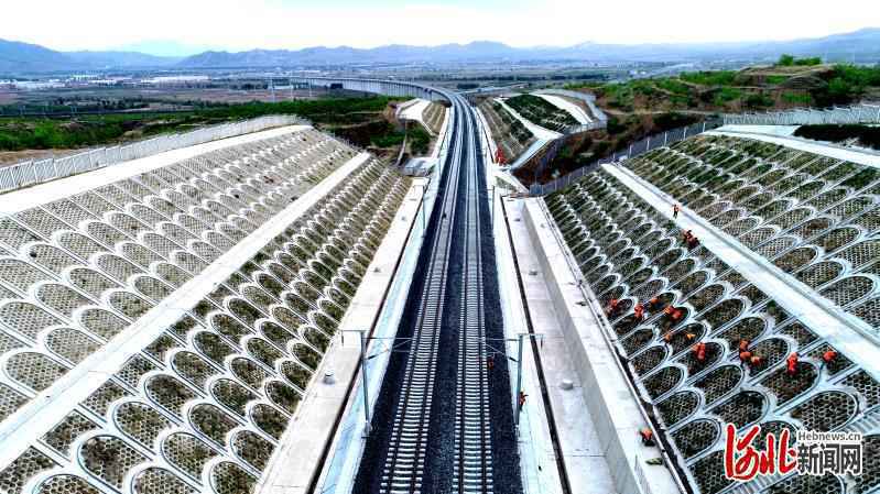 河北崇礼铁路打造绿色长廊助冬奥