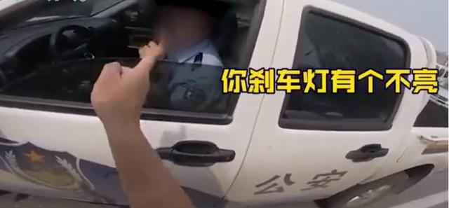 邯郸警方通报“交警开车不系安全带并打电话”：调离执法岗位