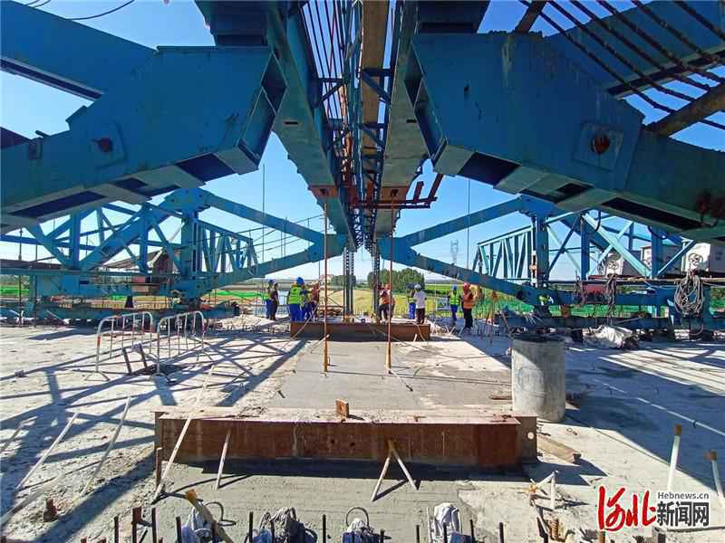 河北主跨最大矮塔斜拉桥南水北调特大桥实现合龙