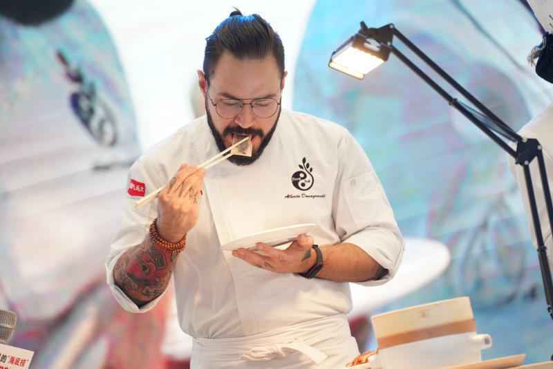 小放牛举办中国名菜“烤鸭”上市新闻发布会