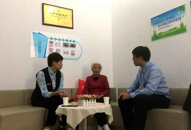 拿着放大镜，历经两小时！八旬老人给民生银行员工写下感谢信