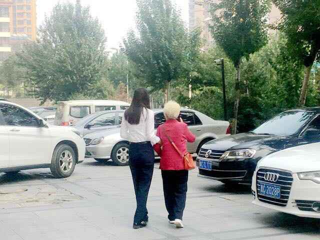 拿着放大镜，历经两小时！八旬老人给民生银行员工写下感谢信