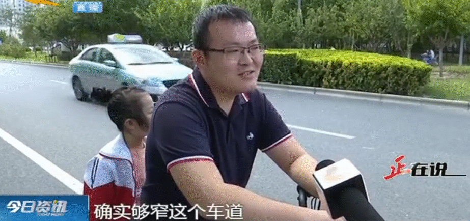 沧州任丘：路边划上停车位后慢车道仅剩半米宽 非机动车被迫“越位”