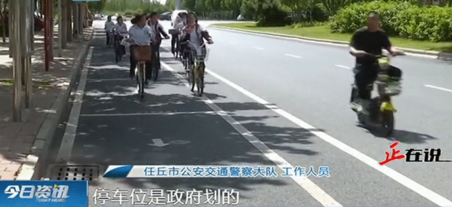 沧州任丘：路边划上停车位后慢车道仅剩半米宽 非机动车被迫“越位”