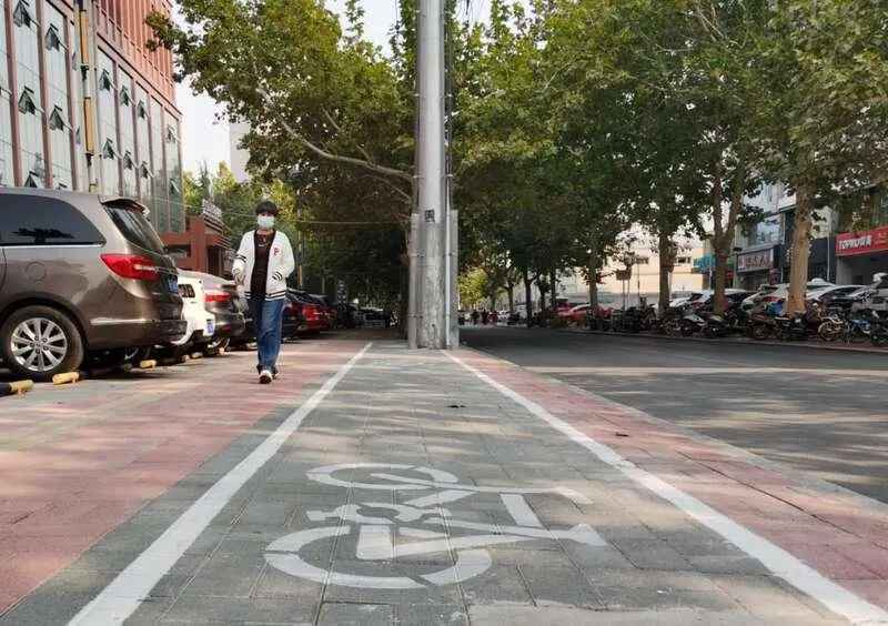 保定：创建文明城市“藏起”共享单车