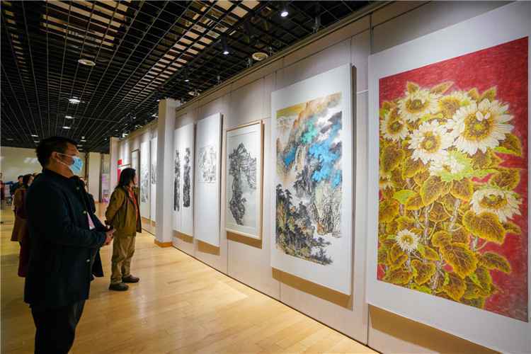 “魅力新华·共筑中国梦”美术作品展在石家庄新华区文体中心举行