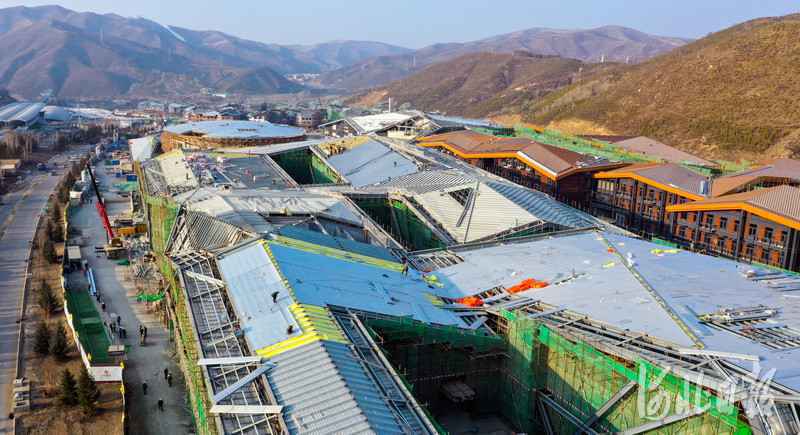 河北张家口：冬奥小镇建设忙