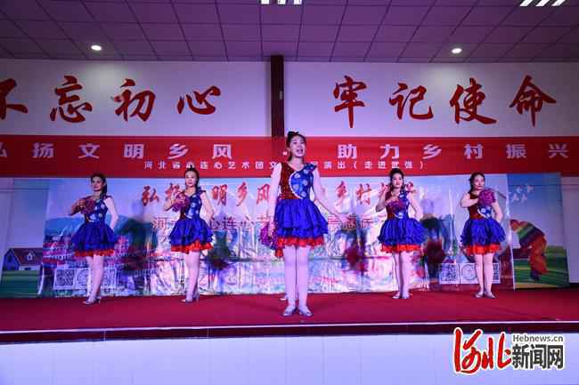 河北省心连心艺术团走进武强县演出受欢迎