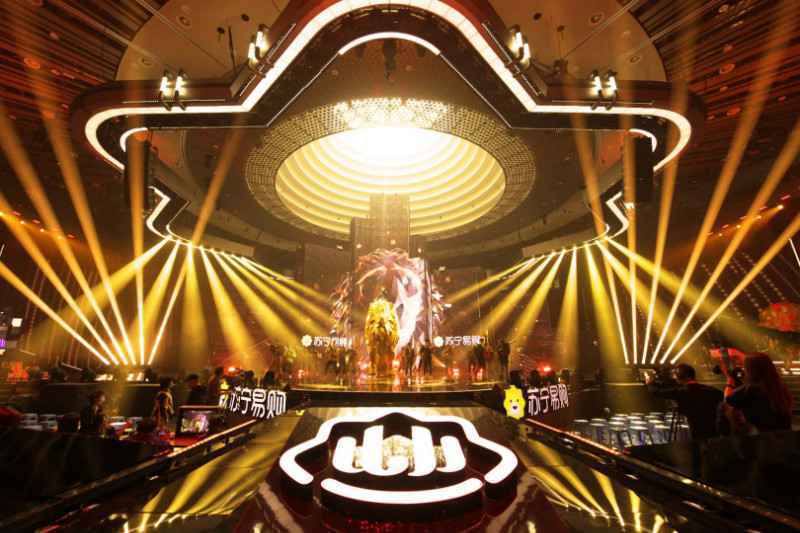 双十一苏宁超级秀三代明星同台，掀起“全民合家欢”