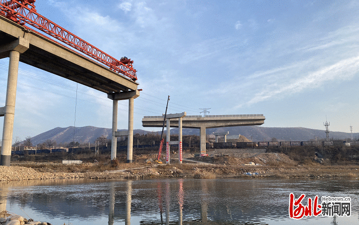 ​南绕城高速井陉连接线上跨石太铁路立交桥主桥完成转体
