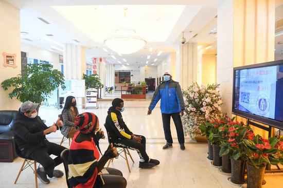 在华留学生：“我觉得在中国安全 中国加油！”