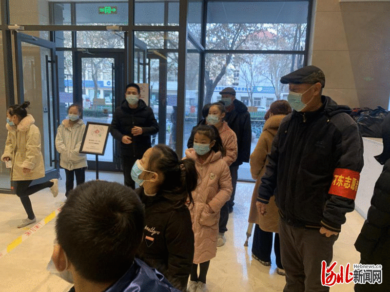 河北省杂技团演职人员投入到社区志愿者队伍