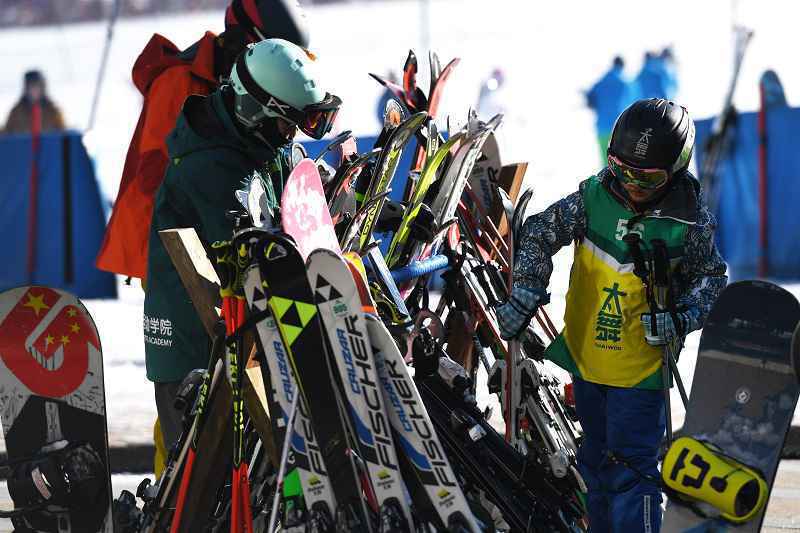 河北崇礼：冰雪运动火热迎冬奥