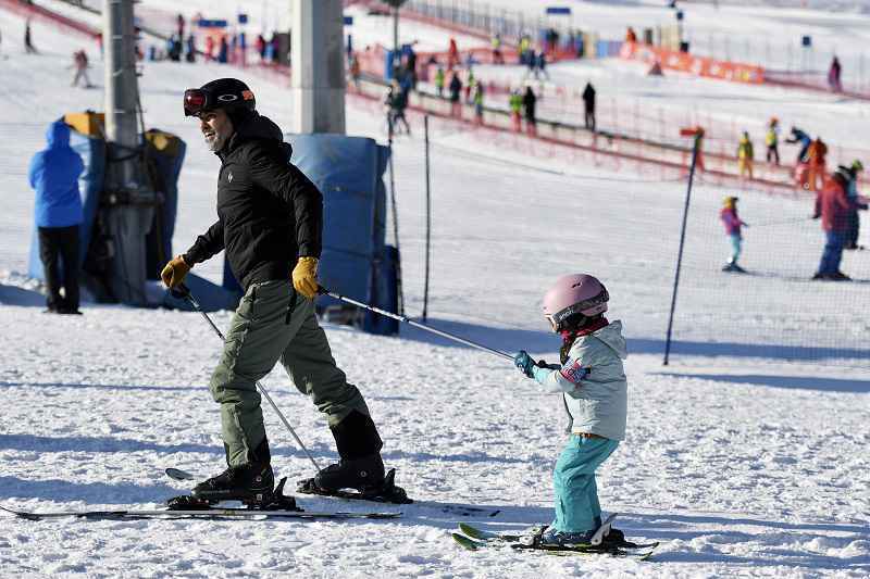 河北崇礼：冰雪运动火热迎冬奥