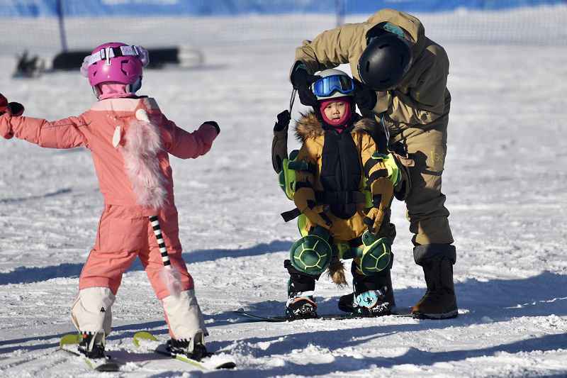 河北崇礼：冰雪运动火热迎冬奥
