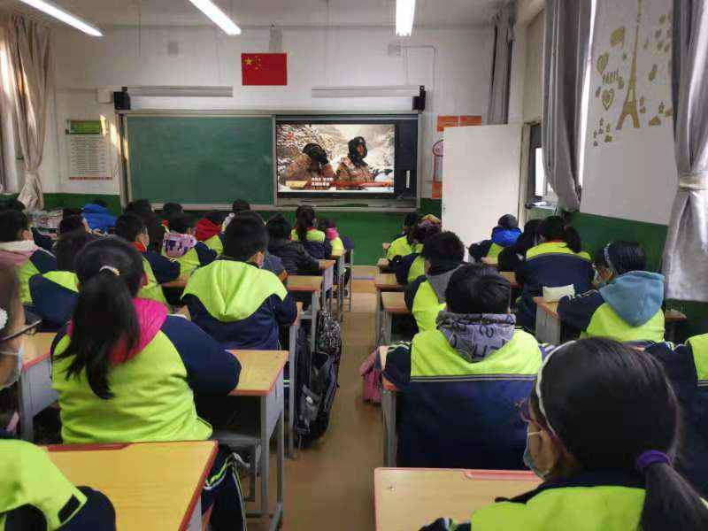 石家庄市东仰陵小学举行“心系祖国 致敬英雄”线上升旗活动
