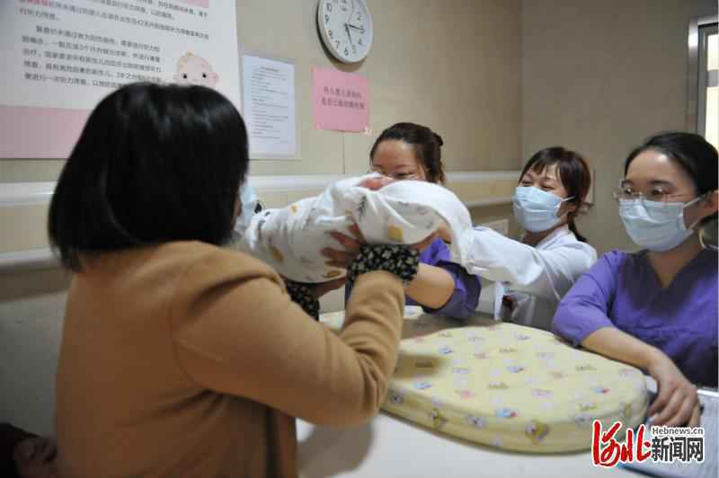 战“疫”新生！医护精心救治77天后，25周早产儿健康出院