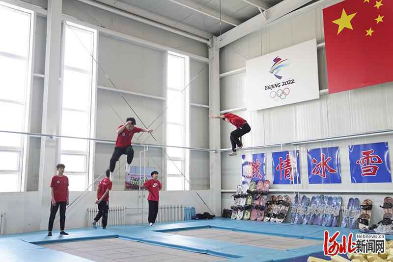 【百年京张路 筑梦冬奥行】大力发展青少年冰雪运动 让青春在冰雪场上飞扬