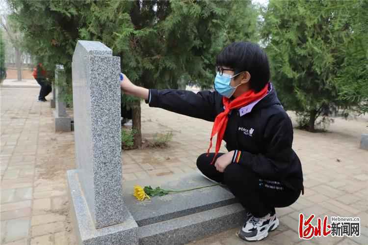 河北清河县举行祭扫烈士陵园等志愿活动