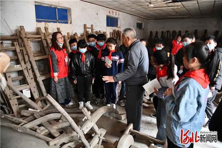 河北清河县举行祭扫烈士陵园等志愿活动