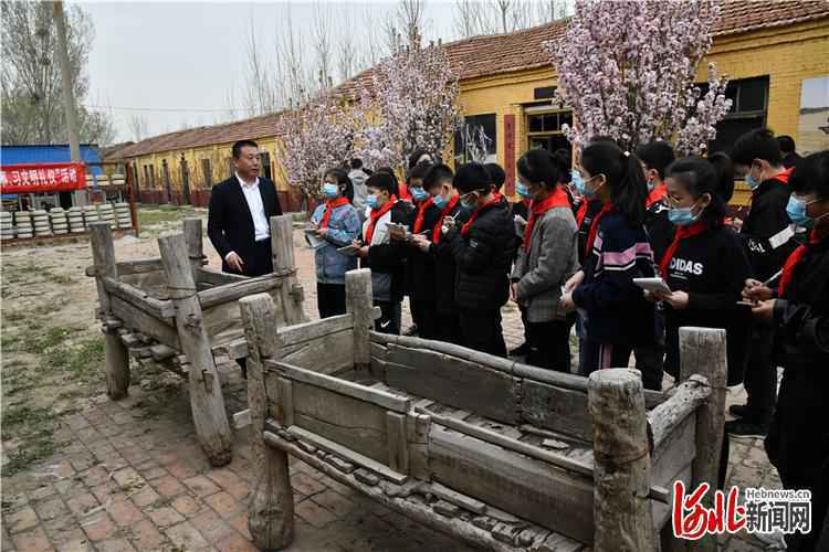 河北清河县举行祭扫烈士陵园等志愿活动