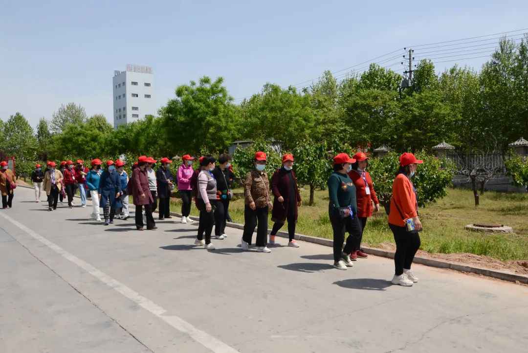 临漳第四届旅游周，永不分梨热情迎接八方游客到厂参观