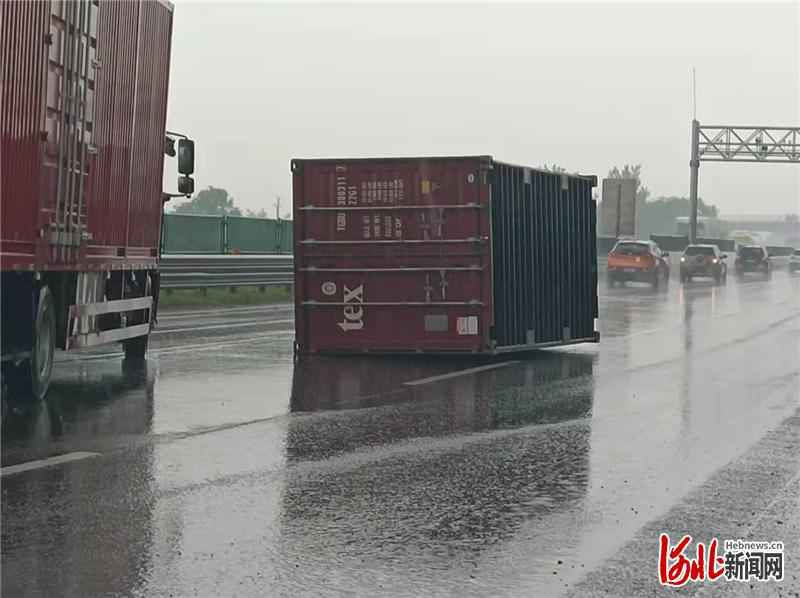 受降雨天气影响，长深高速冀津交界两辆集装箱货车侧翻