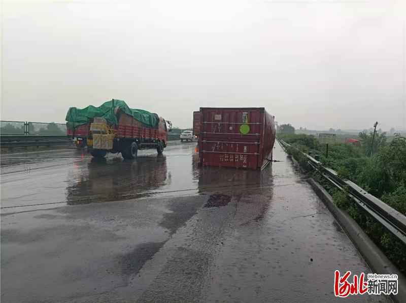 受降雨天气影响，长深高速冀津交界两辆集装箱货车侧翻