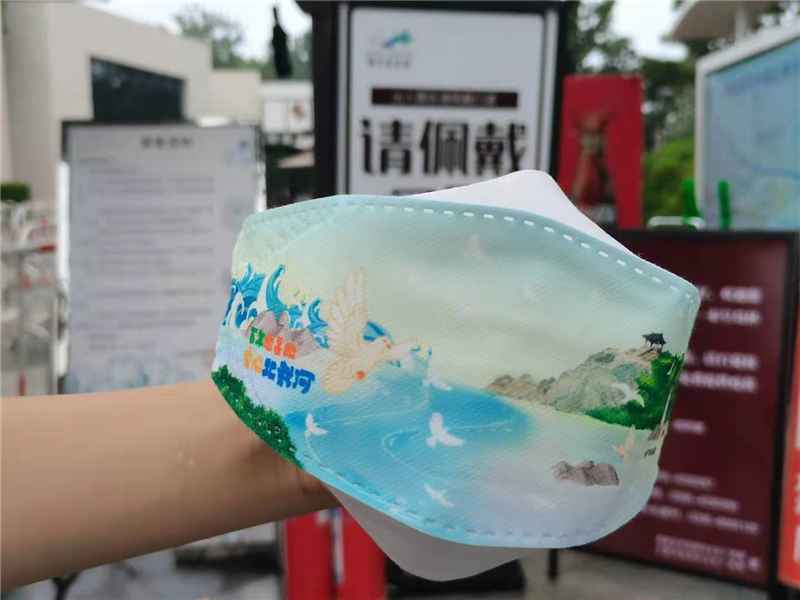 北戴河送出“地标口罩” 助力旅游旺季常态化疫情防控